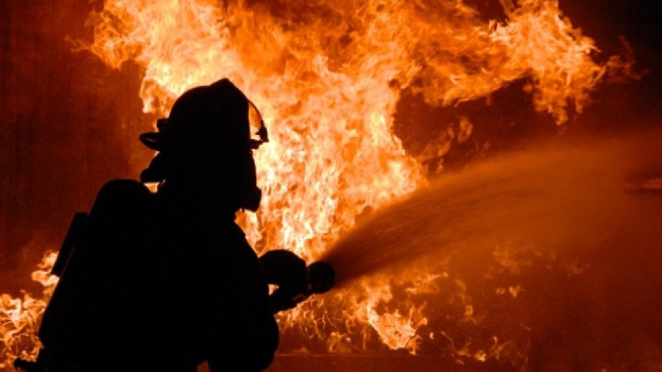 Пожар в жилище едва не погълна спящите собственици | StandartNews.com