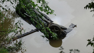 Кола падна от 8 м в Струма