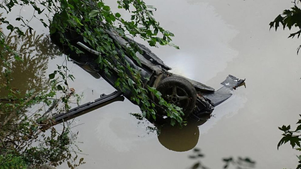 Кола падна от 8 м в Струма | StandartNews.com