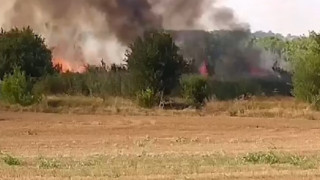 Евакуират села край границата заради пожара