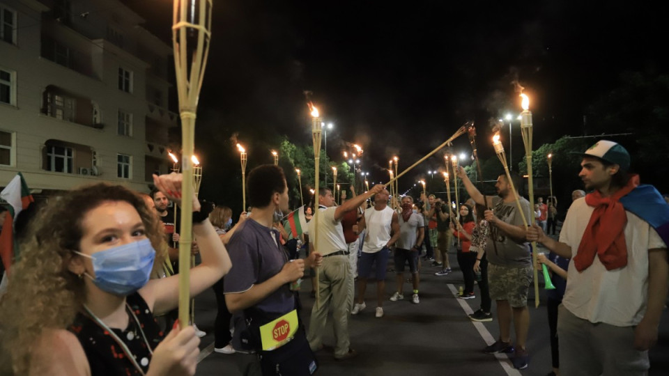 Протестиращи молят полицията да е до тях | StandartNews.com