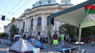 Местят пейки и палатки пред Министерски съвет