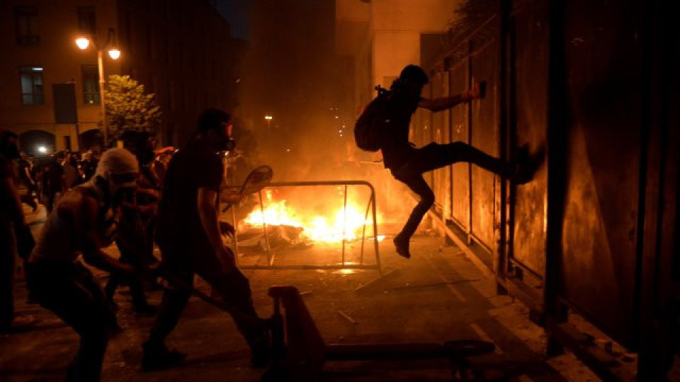 250 ранени при протестите в Бейрут | StandartNews.com