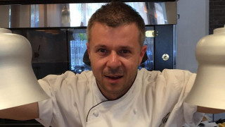Готвачът на Брад Пит и Чарлз влиза във "Фермата"