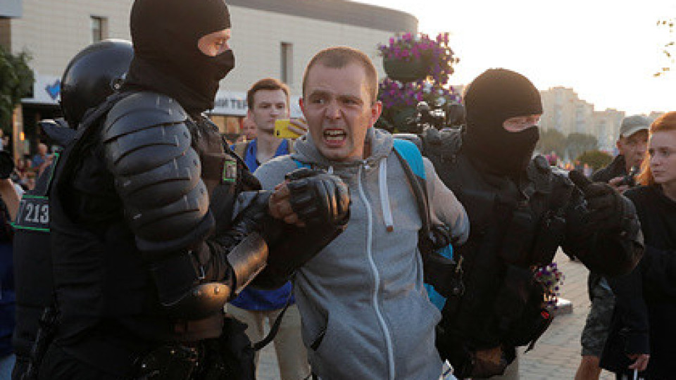 В Беларус е страшно - куршуми и барикади | StandartNews.com