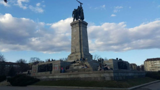 Протестъри надраскаха паметника на Съветската армия