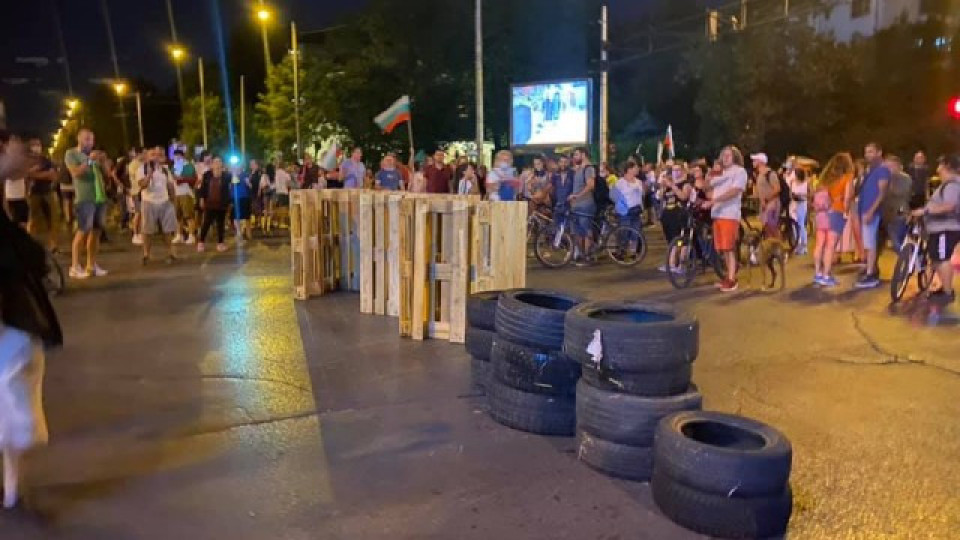 Нова тапа: Протестът блокира Румънското посолство | StandartNews.com