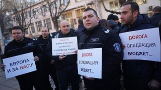 И надзирателите в затворите плашат с протест