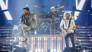 Queen пуска първия си концертен албум