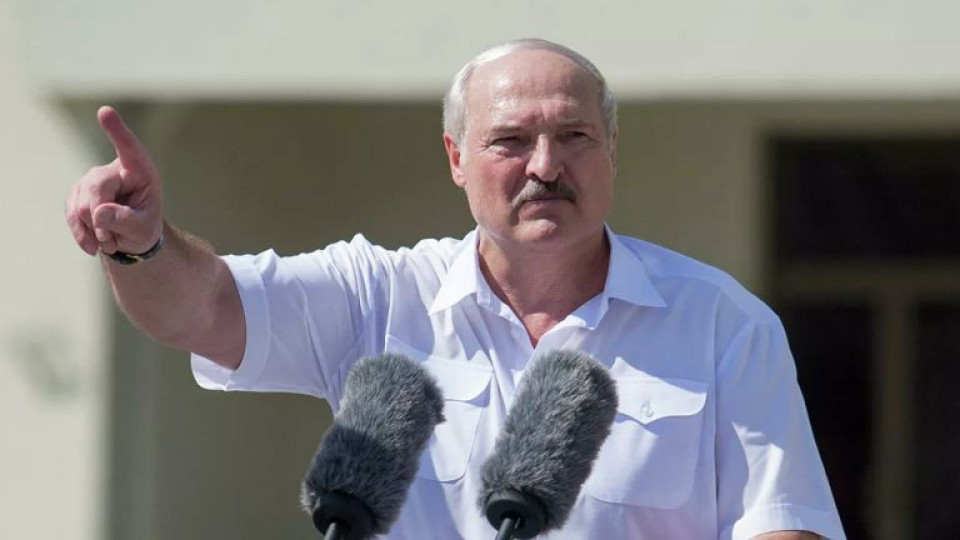 Лукашенко побесня, ще затваря заводи | StandartNews.com