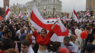 100 000 в центъра на Минск, Лукашенко с автомат