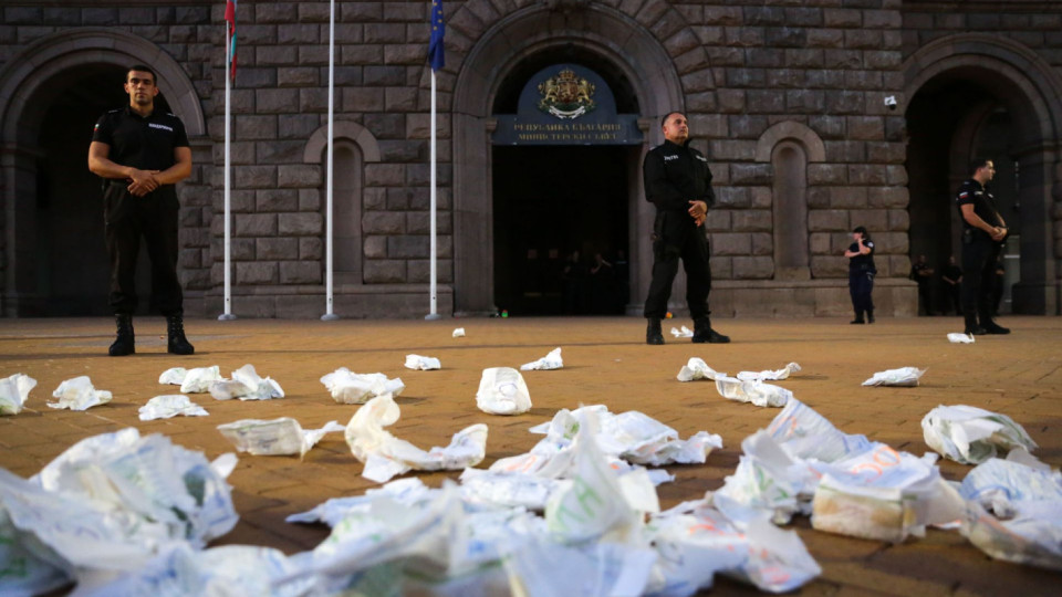 Музата на протестъра: Вечерни памперси | StandartNews.com