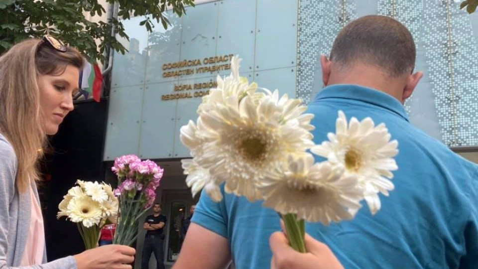 Протестъри с цветя цъфнаха пред областната управа | StandartNews.com