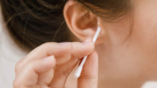 Защо е опасно да чистим ушите си