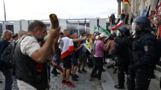 Крайнодесни атакуват Райхстага в протест срещу маските