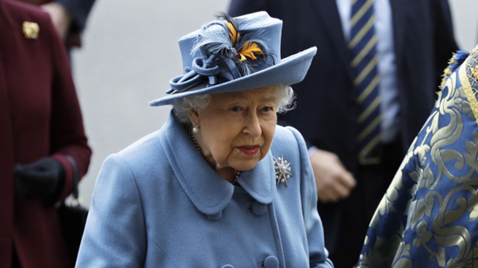 Елизабет ІІ се вижда с внуците си през стъкло | StandartNews.com