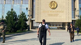 Лукашенко пак извади Калашников