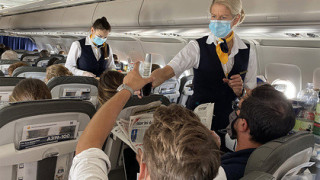 Пътници свалиха маски в самолета. Какво стана?