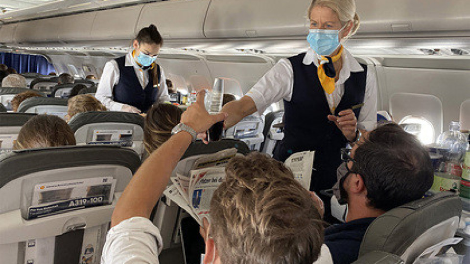 Пътници свалиха маски в самолета. Какво стана? | StandartNews.com