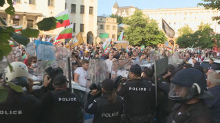 Протестъри в сблъсък с полиция при парламента