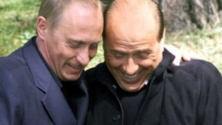 Берлускони с К-19, Путин му предлага помощ