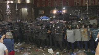 Полицията настъпва, чисти площада