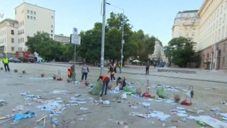 Тонове боклуци след безредиците