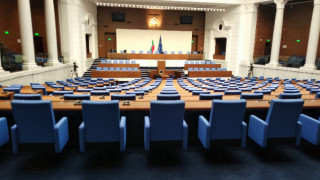 Парламентът сменя Кирилов. Пак отровни призиви