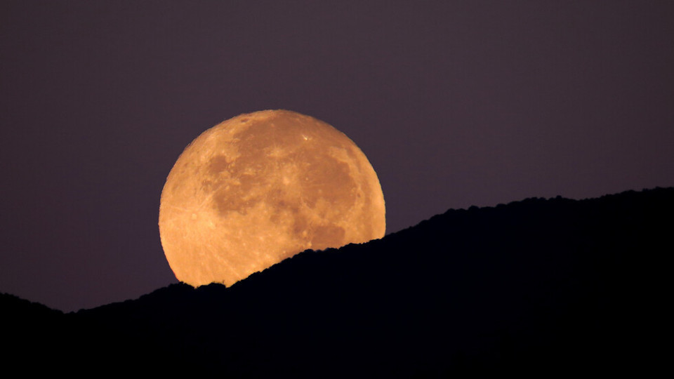 Луната ръждясва. Защо? | StandartNews.com