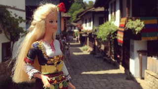 Куклата Барби облече българска носия (СНИМКИ)