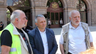 Искат глоби за Отровното трио - заради изкъртените павета