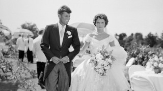 Водопровод скапал сватбената рокля на Джаки Кенеди