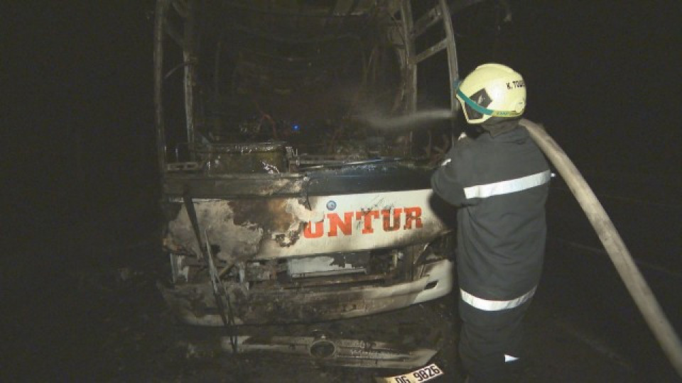 Горящият автобус на "Тракия" щял да подпали гора | StandartNews.com