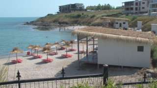 Атакуват незаконни обекти в курорта и на плажа