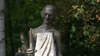 Защо София не иска паметник на Ганди?