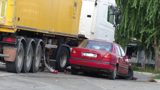 "Мерцедес" се вряза в ТИР на бензиностанция