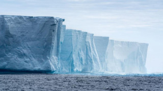 Грамадно парче лед се откъсна в Гренландия