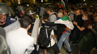 СДВР показа кадри от сблъсъка протестъри-полиция