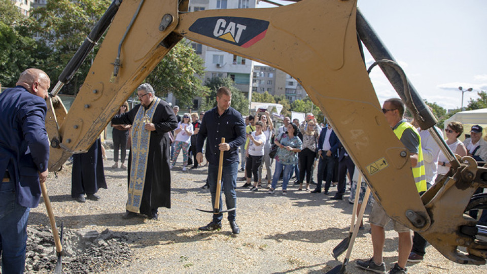 Със символична първа копка стартира ремонтът на „Руския пазар“ | StandartNews.com