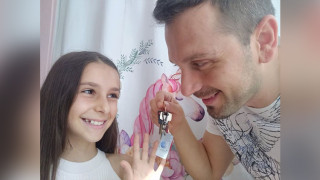 Дъщерята на Александър Сано ходи на училище с модерен ключодържател