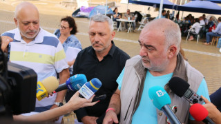 Отровното трио пак заедно, намеква за партия