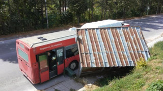 Пълен автобус помете спирка в Смолян