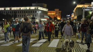 Камерните протести продължават