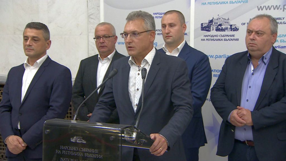 6 депутати бягат от Нинова | StandartNews.com