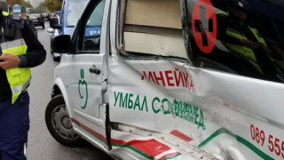 Трамвай удари линейка в центъра на София