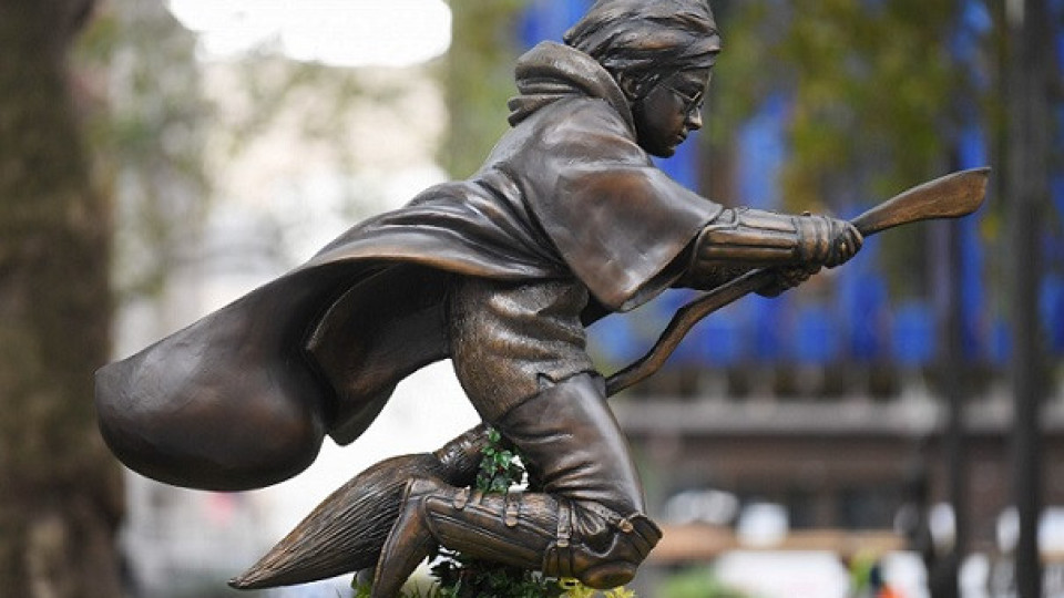 Издигнаха паметник на Хари Потър в Лондон | StandartNews.com
