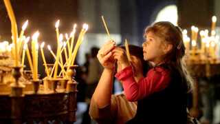 Защо палим свещи в храма?
