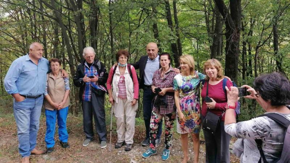 Борисов се щракна със запалени планинари | StandartNews.com