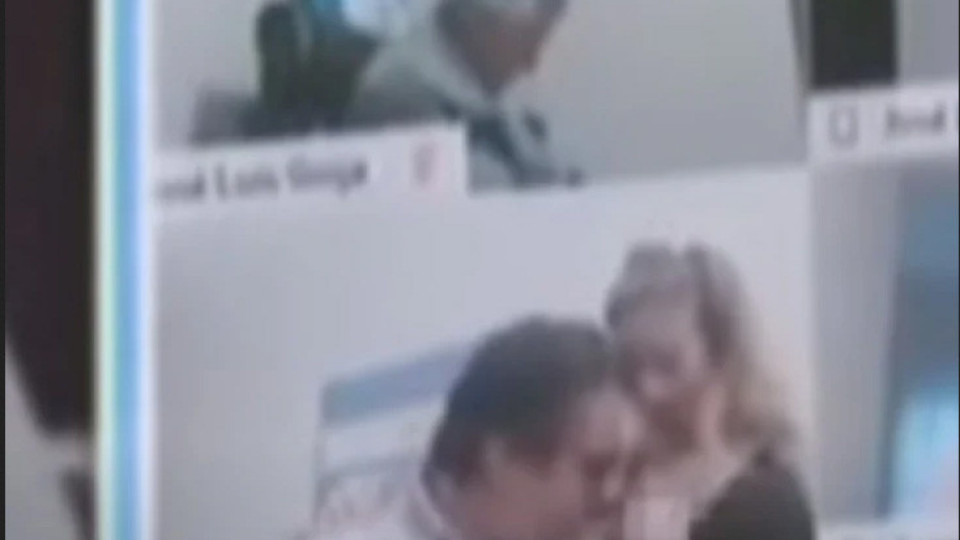 Депутат целува голи гърди в ефир /ВИДЕО 18+/ | StandartNews.com