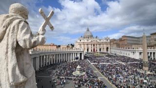Ватикана се тресе от скандали за пари и секс
